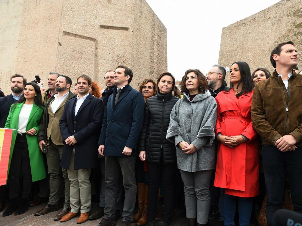 Al parecer PP, Vox y Ciudadanos habrían pactado que solo subirían los líderes de cada partido y los periodistas que leían el manifiesto.