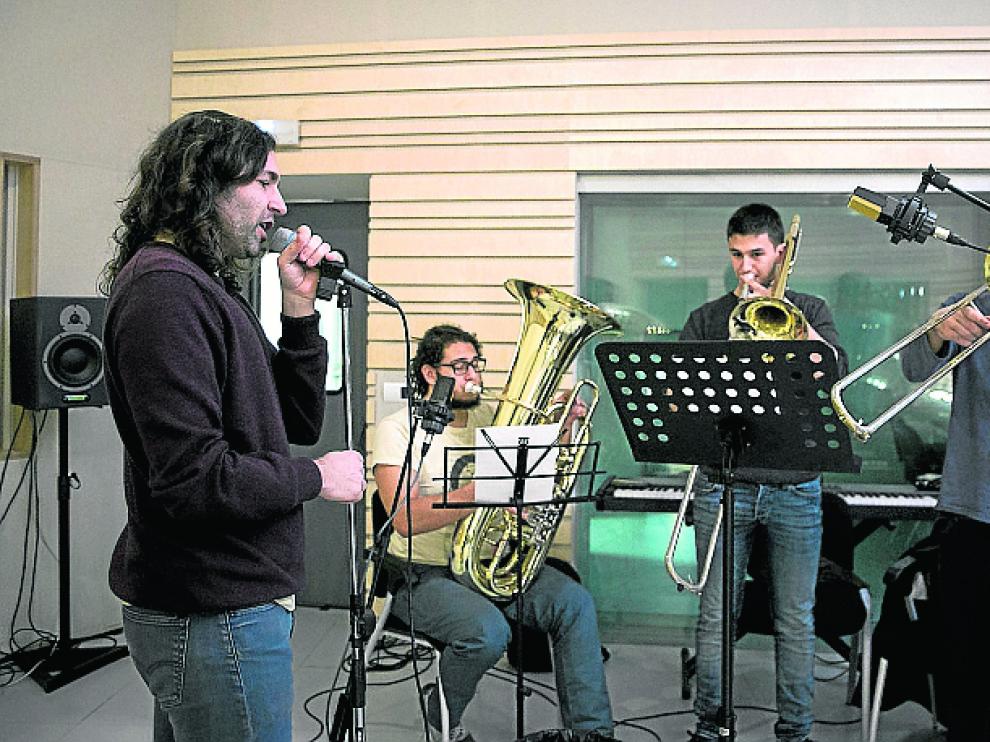 Jorge Landrija, cuya beca concluye el próximo 28, ensaya con una orquesta de viento su tema experimental 'Vacaciones'.