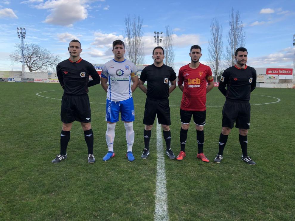 Los capitanes del Sariñena y San Juan posan antes del saque inicial.