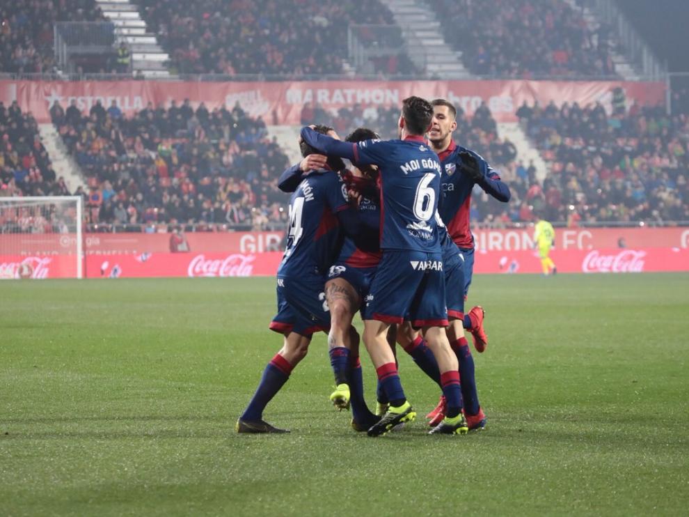 Los jugadores de la SD Huesca celebran uno de los goles de Chimy Ávila ante el Girona.