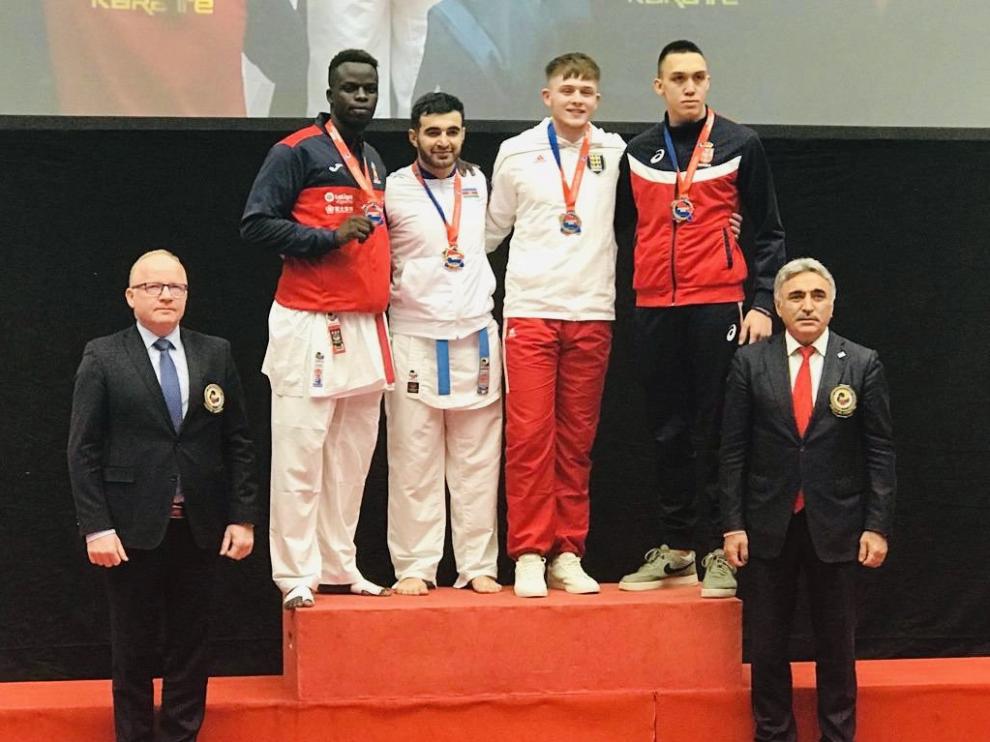 Babacar Seck (izquierda), en el podio de kumite +84 kilos.
