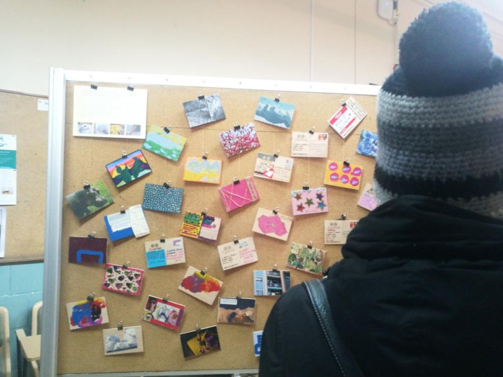 Obras de la exposición sobre arteterapia en Magisterio del Campus de Huesca.