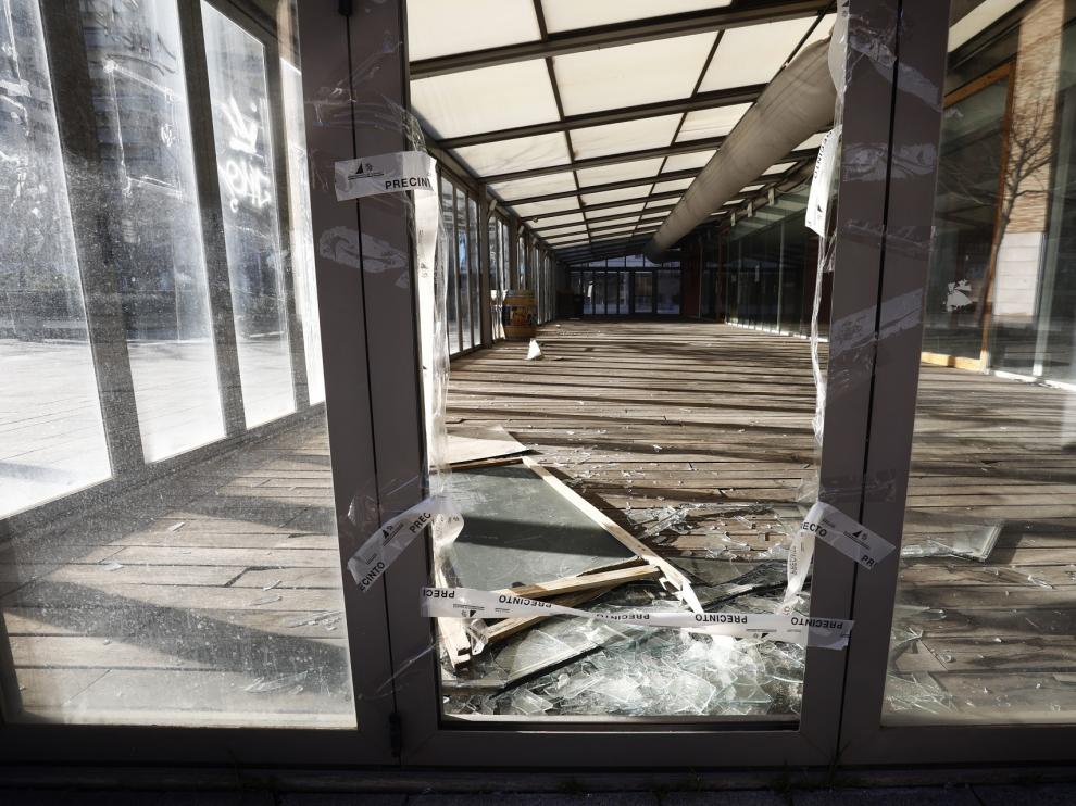 Destrozos en uno de los quioscos acristalados frente al Auditorio