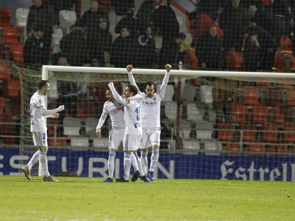 Los jugadores del Real Zaragoza celebran el triunfo de este sábado en Lugo nada más pitar el final del partido el árbitro.