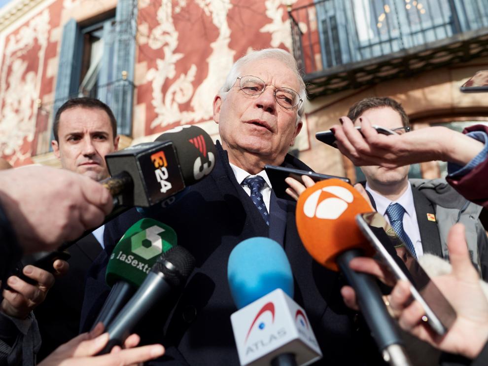 El ministro de Asuntos Exteriores, UE y Cooperación, Josep Borrell, atendiendo a los medios.