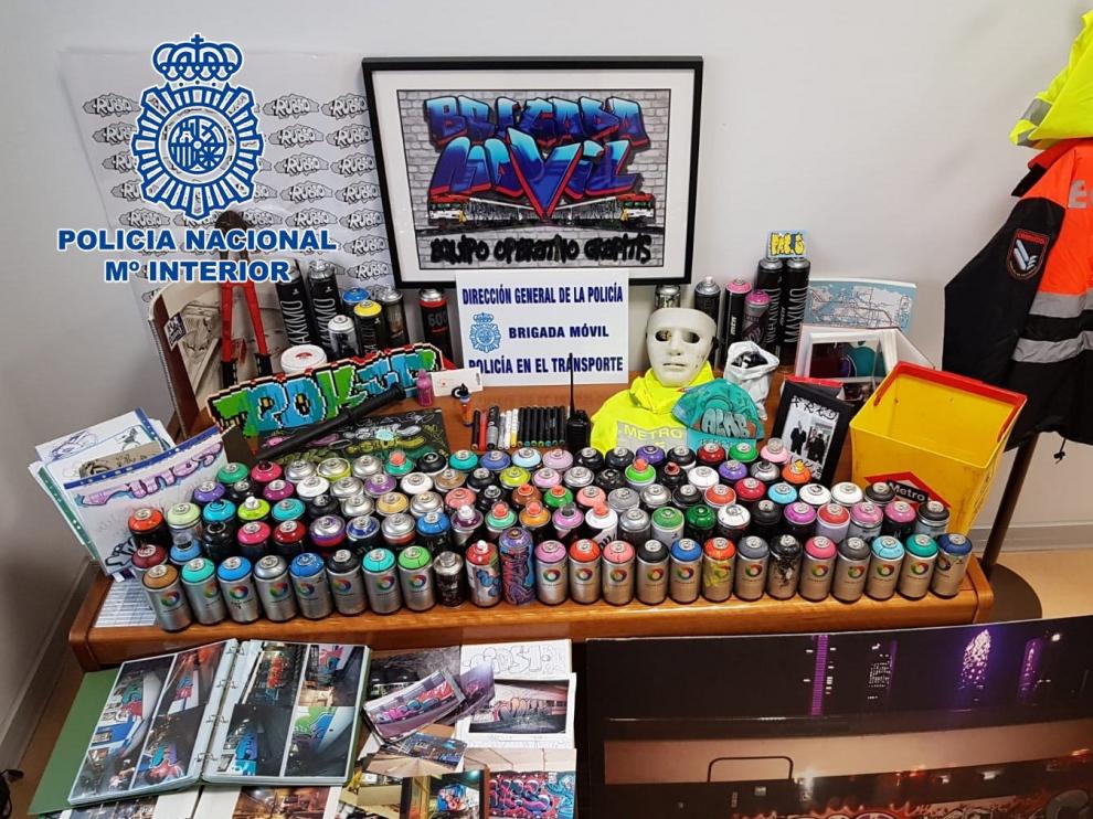 Material incautado a los grafiteros detenidos.