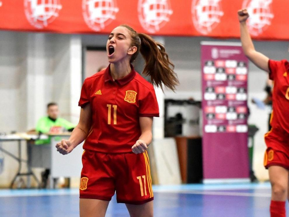 Irene Samper, dorsal 11, celebra un gol en uno de los amistosos previos al Campeonato de Europa.