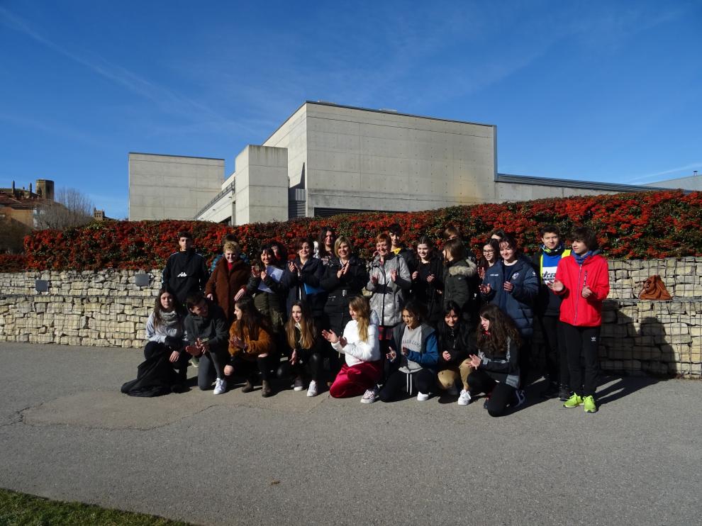 Los alumnos y profesores del IES Ramón y Cajal, junto a la concejala Yolanda de Miguel, en el homenaje en el parque Universidad