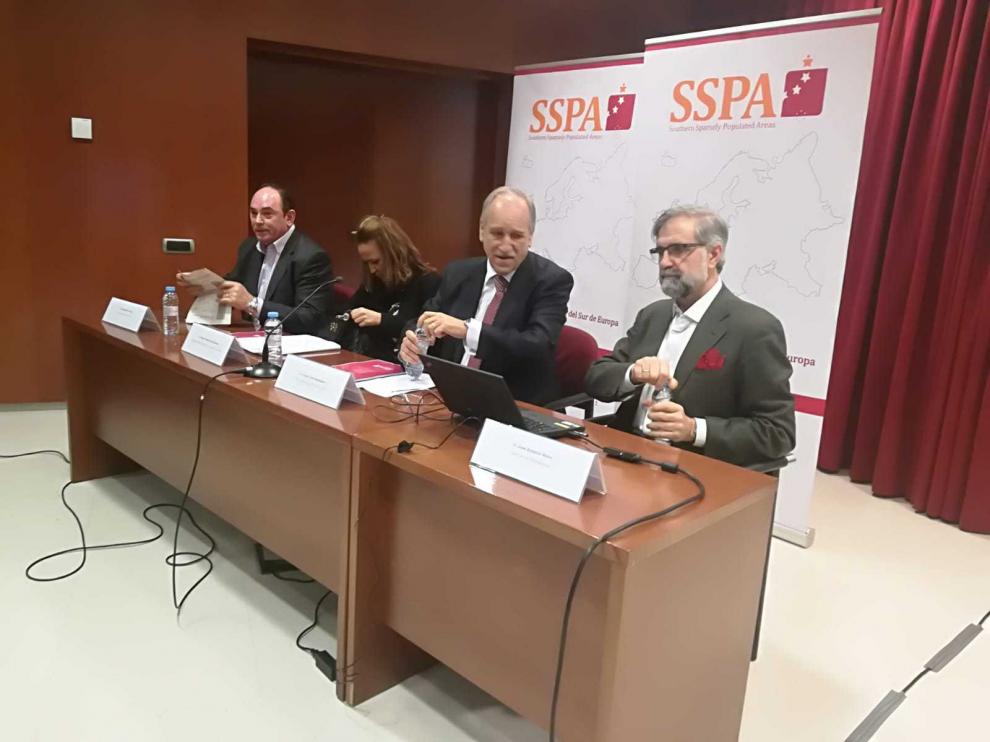 De derecha a izquierda, Herce, Torre, Pérez y Ros, durante la presentación del informe.