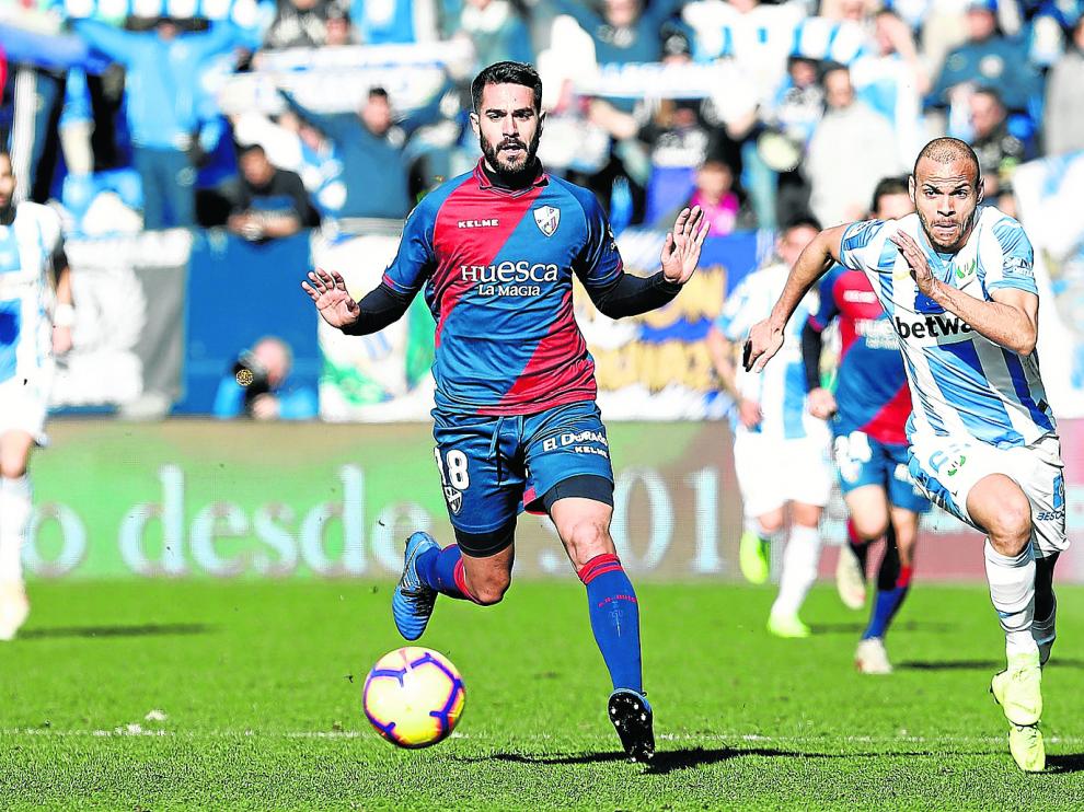 Pablo Insua, aplicado en labores defensivas durante el partido que jugó la Sociedad Deportiva Huesca en Leganés.