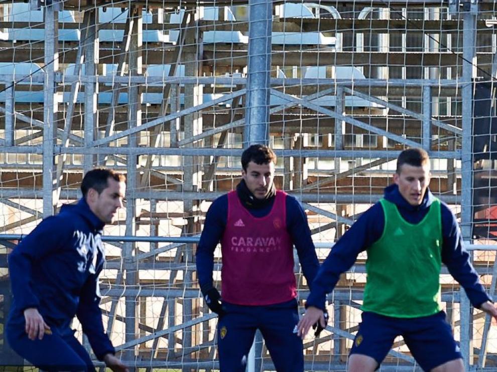 Linares, Aguirre y Nieto, al principio del primer entrenamiento de la semana del Real Zaragoza, en la tarde de este lunes en la Ciudad Deportiva.