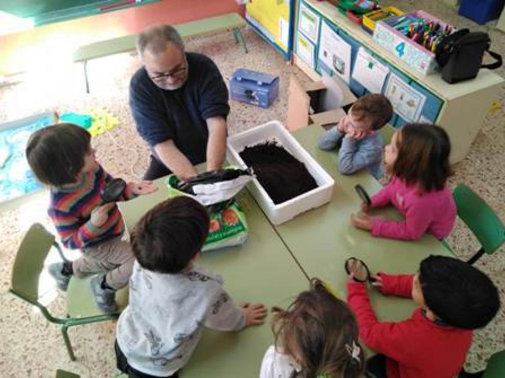 Niños del colegio de Mazaleón han aprendido qué es el compostaje con lombrices.