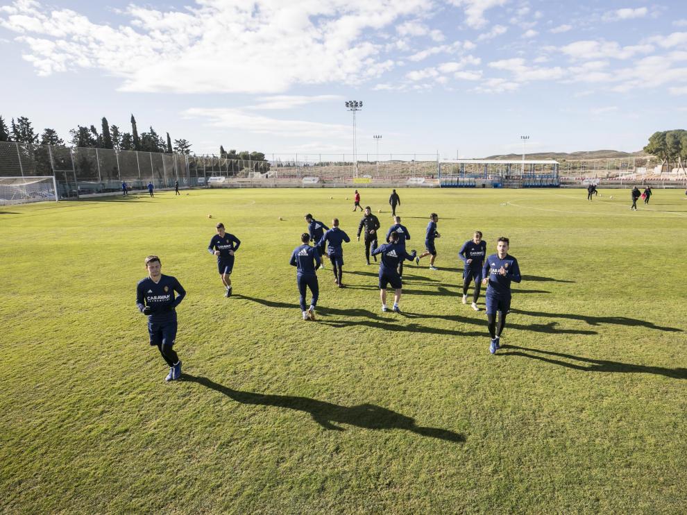 Los futbolistas del Real Zaragoza se ejercitan en las instalaciones de entrenamiento de la Ciudad Deportiva.