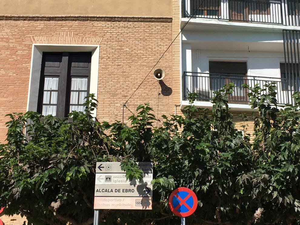 Uno de los megáfonos repartidos por la localidad.