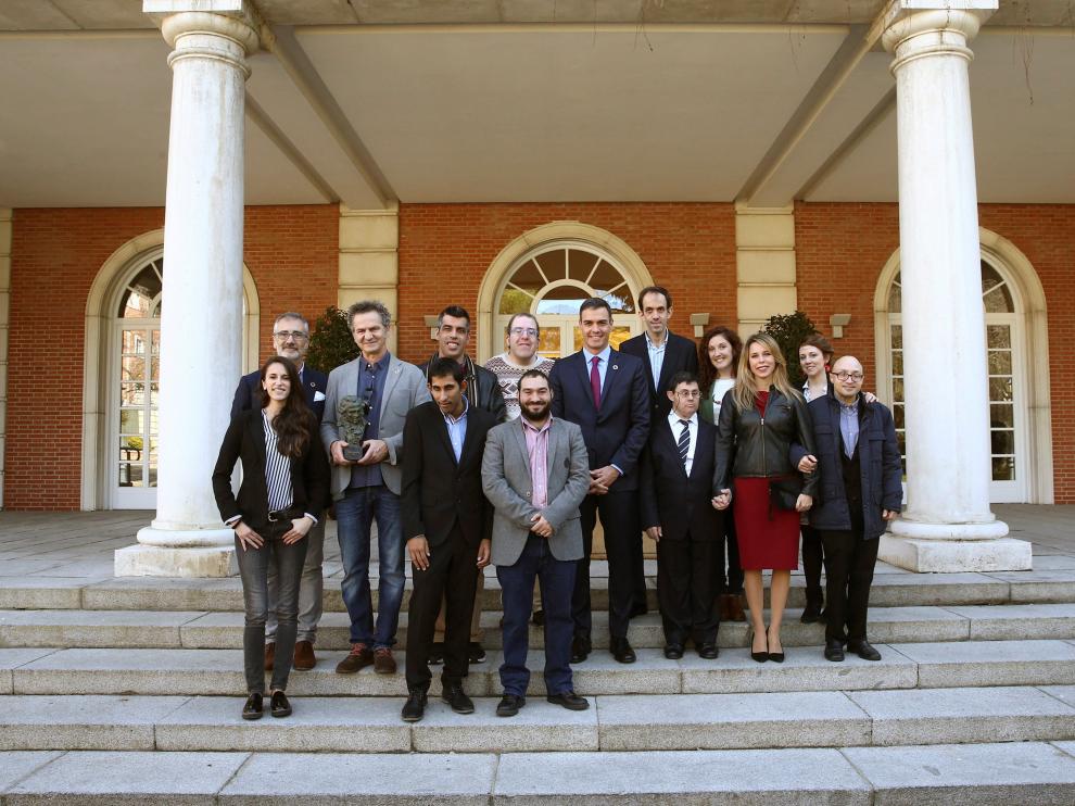 Pedro Sánchez recibe en La Moncloa al equipo de la película ganadora del Goya 'Campeones'.