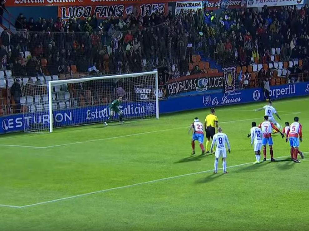 Álvaro Vázquez, un segundo antes de lanzar el penalti que falló en Lugo. Vieira, el central del Lugo (con un vendaje en la cabeza), está a la altura del árbitro, Pulido Santana, que debió mandar repetir la pena máxima. El linier, al fondo, tampoco se entera de la circunstancia antirreglamentaria.