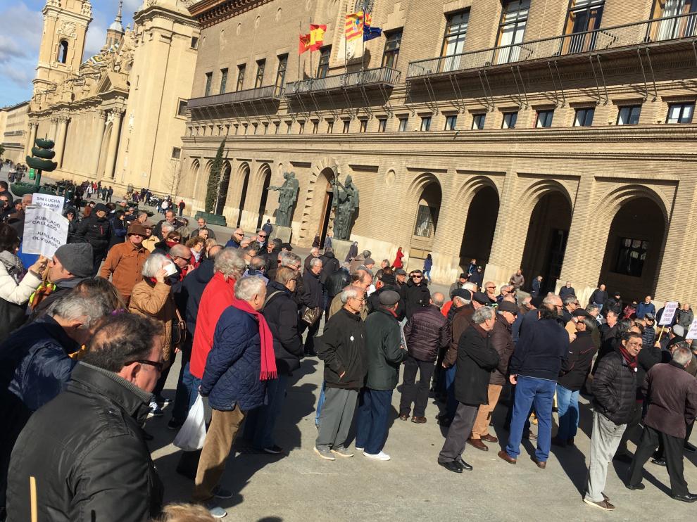 Dos centenares de jubilados, en la concentración de este lunes en la plaza del Pilar de Zaragoza.