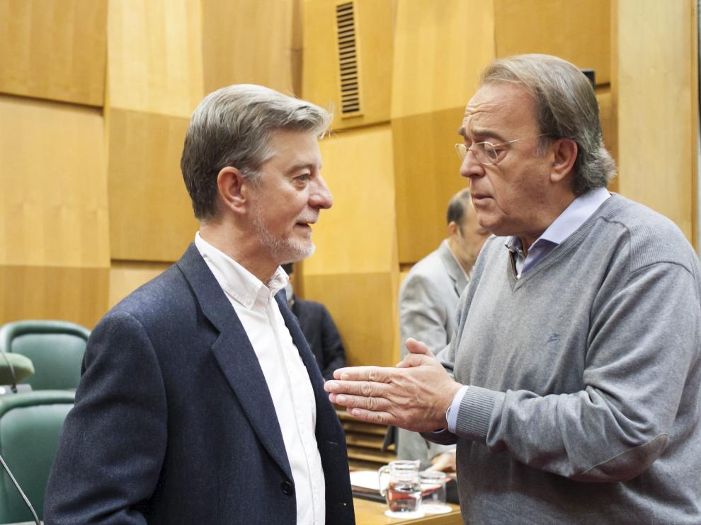 El alcalde, Pedro Santisteve, conversa con el portavoz socialista, Carlos Pérez Anadón, en un pleno municipal.