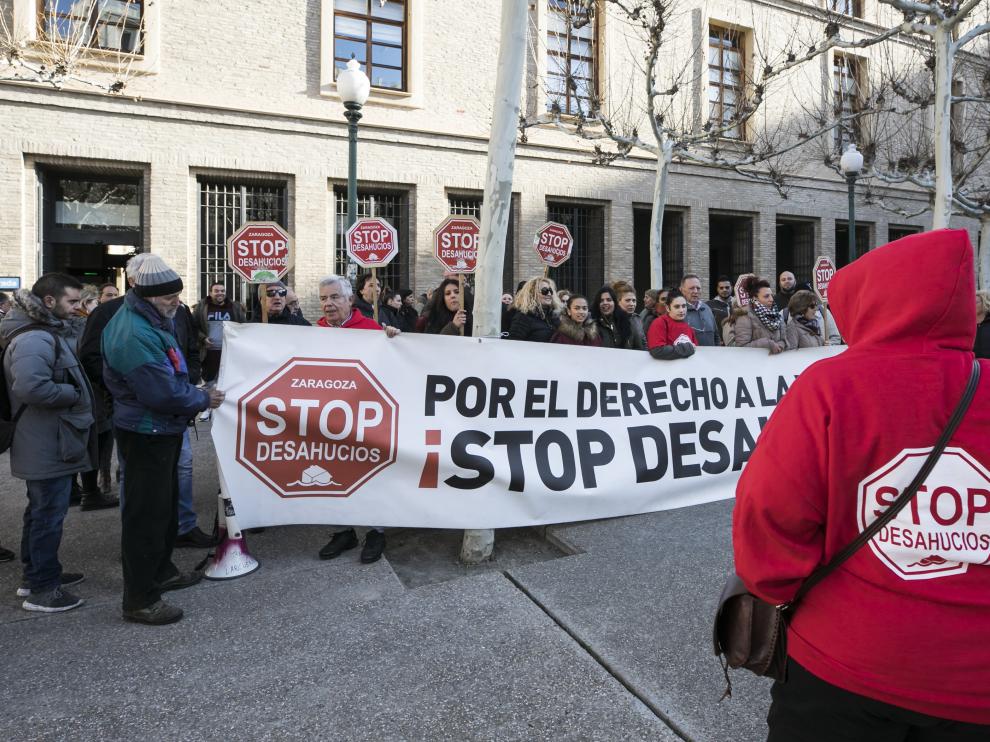 Concentración de la plataforma Stop Desahucios, este lunes, frente a la sede de la DGA en Zaragoza.