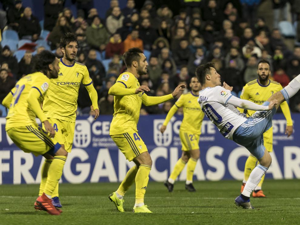 El Cádiz, en un partido contra el Zaragoza el pasado diciembre.
