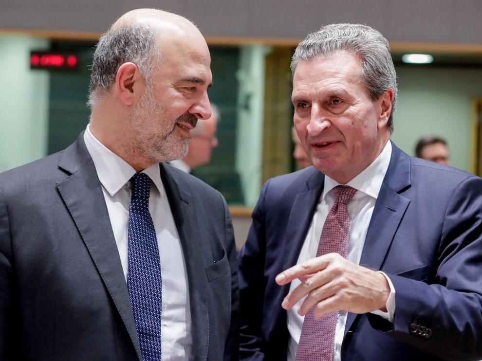 El comisario europeo de Asuntos Económicos, Pierre Moscovici, y el comisario europeo para los Presupuestos, Günter Oettinger.
