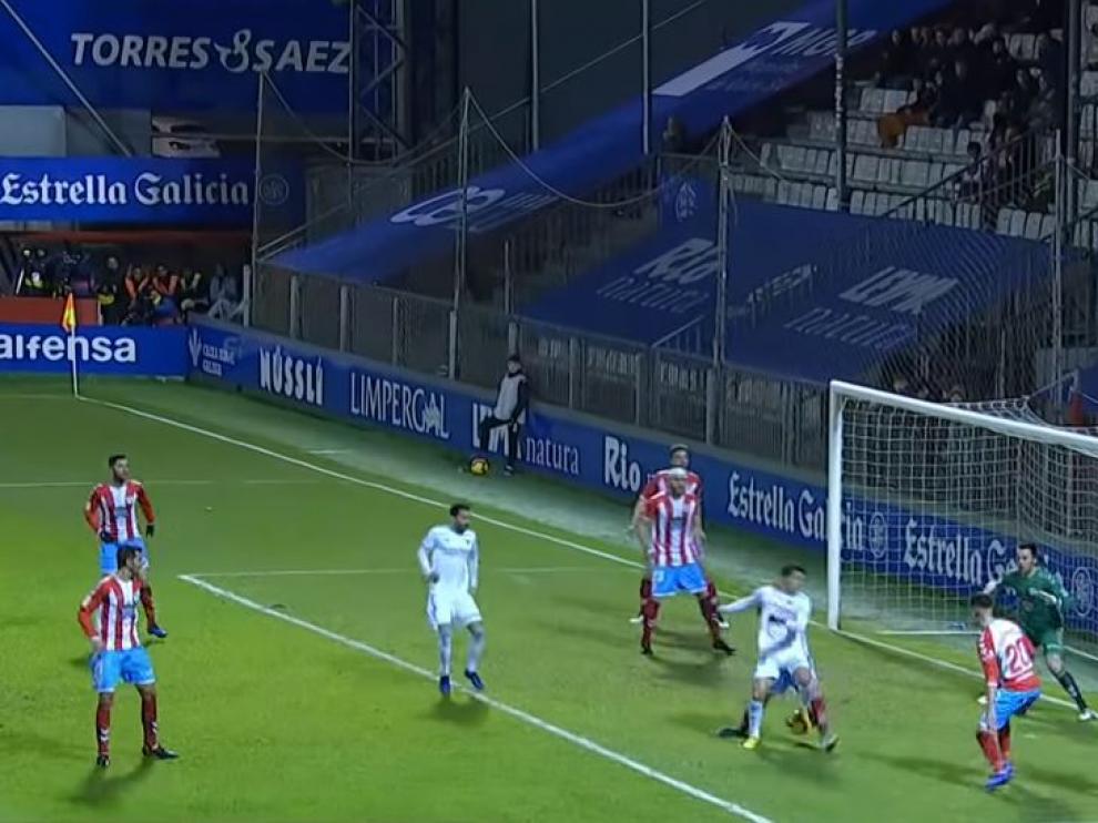 Momento en el que Aguirre ejecuta el taconazo entre las piernas de su marcador para asistir a Guitián en el 1-2 vencedor del Real Zaragoza en Lugo.