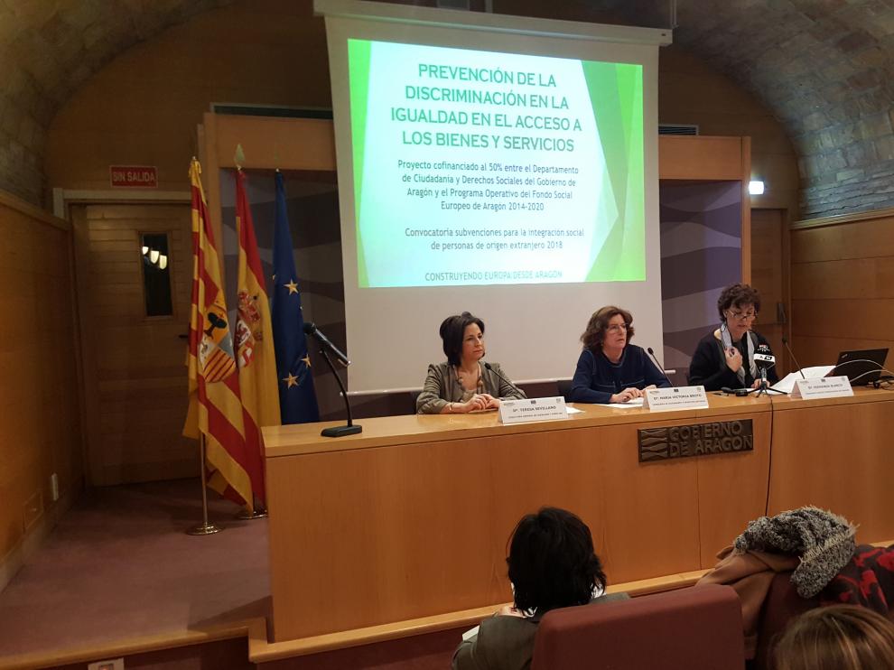 La directora general de Igualdad y Familias, Teresa Sevillano; la consejera de Ciudadanía y Derechos Sociales, María Victoria Broto, y la presidenta de la UCA, Fernanda Blanco.