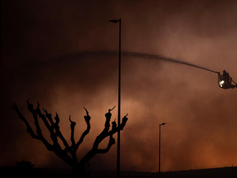 Un bombero trabajando en la extinción de las llamas