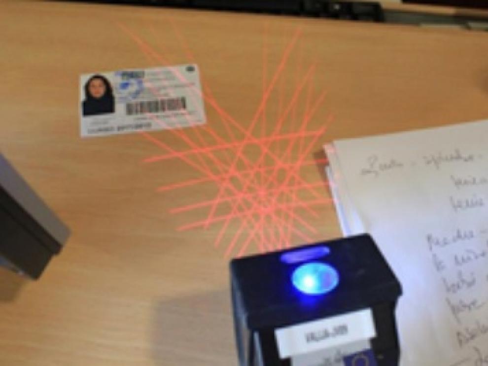 El estudiante recibe su examen personalizado tras escanear el código de su carné