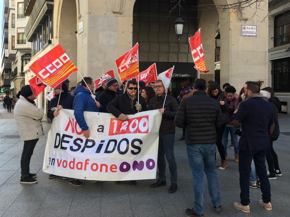 Los trabajadores de Vodafone han protestado este lunes en el paseo de la Independencia.