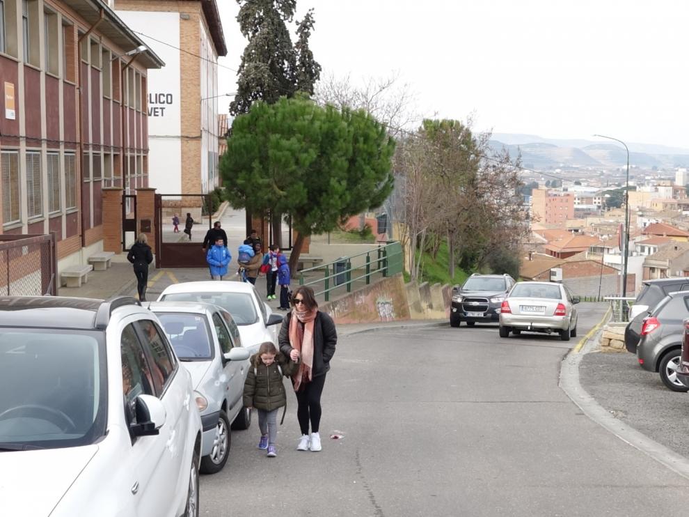 La asociación de padres denuncia el "caos" circulatorio y la falta de pasos de cebra.