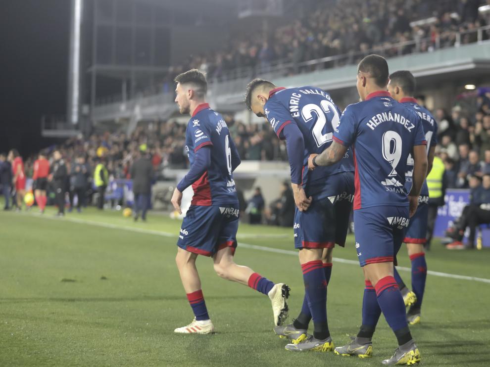 Los jugadores del Huesca celebran uno de los goles marcados al Valladolid en El Alcoraz.