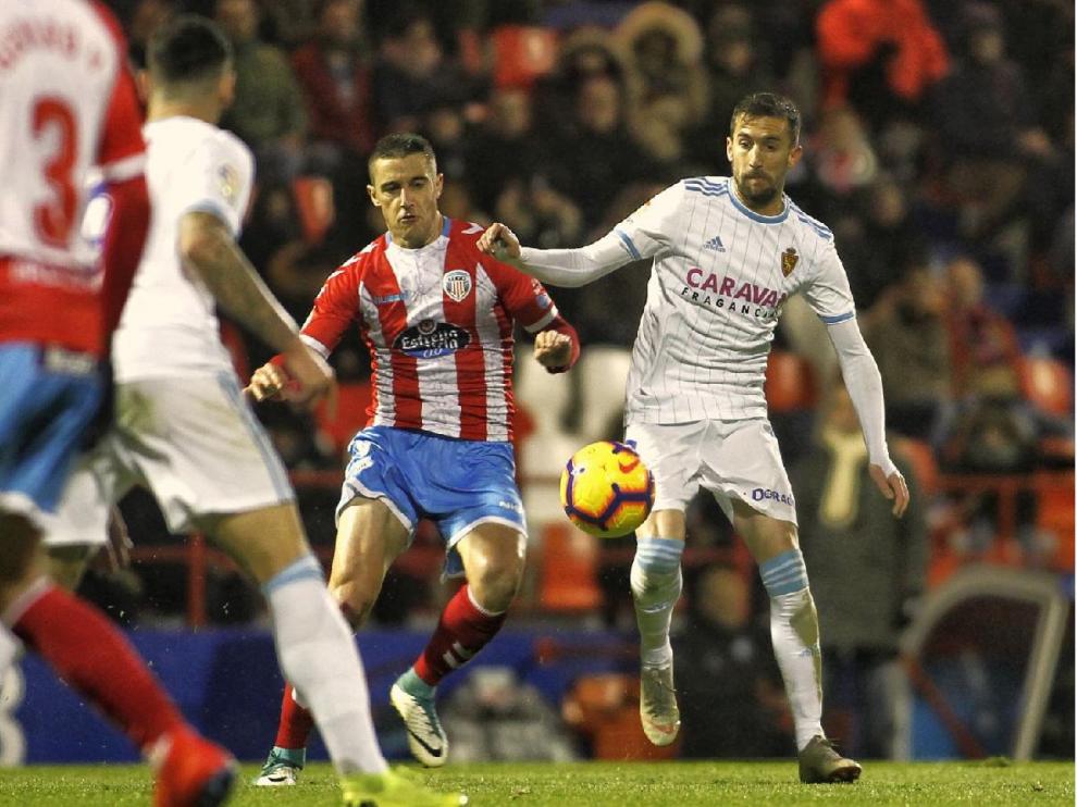 Benito, el pasado sábado en el Anxo Carro, en una jugada en la zona defensiva del Real Zaragoza ante la presión del Lugo.
