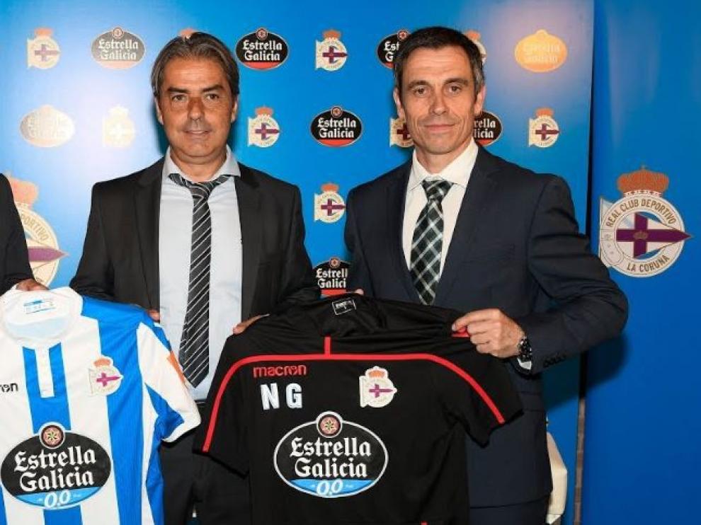Natxo González, con Carmelo del Pozo, el día de su presentación como entrenador del Deportivo de La Coruña tras su polémica fuga del Real Zaragoza.