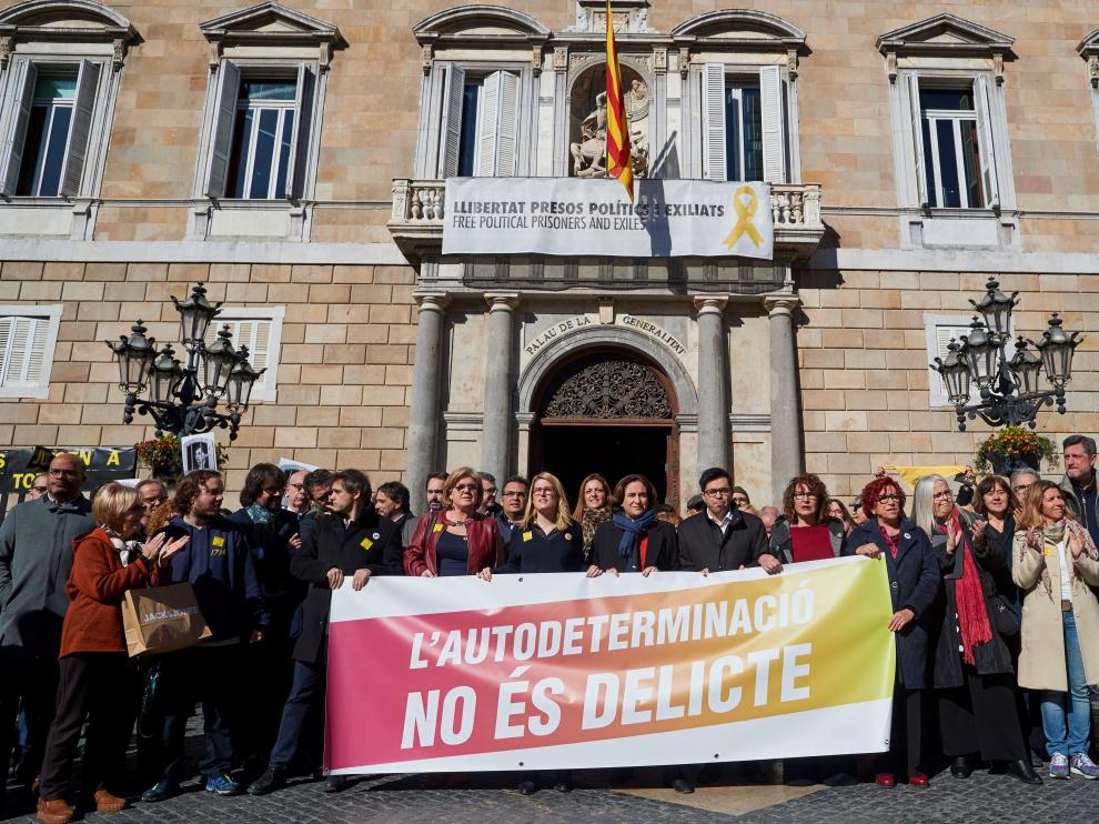 La alcaldesa de Barcelona, Ada Colau, durante la concentración llevada a cabo este martes.