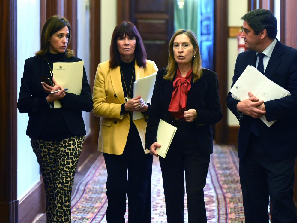 La presidenta del Congreso de los Diputados, Ana Pastor (2d), momentos antes de la reunión de este martes en el Congreso de los Diputados.