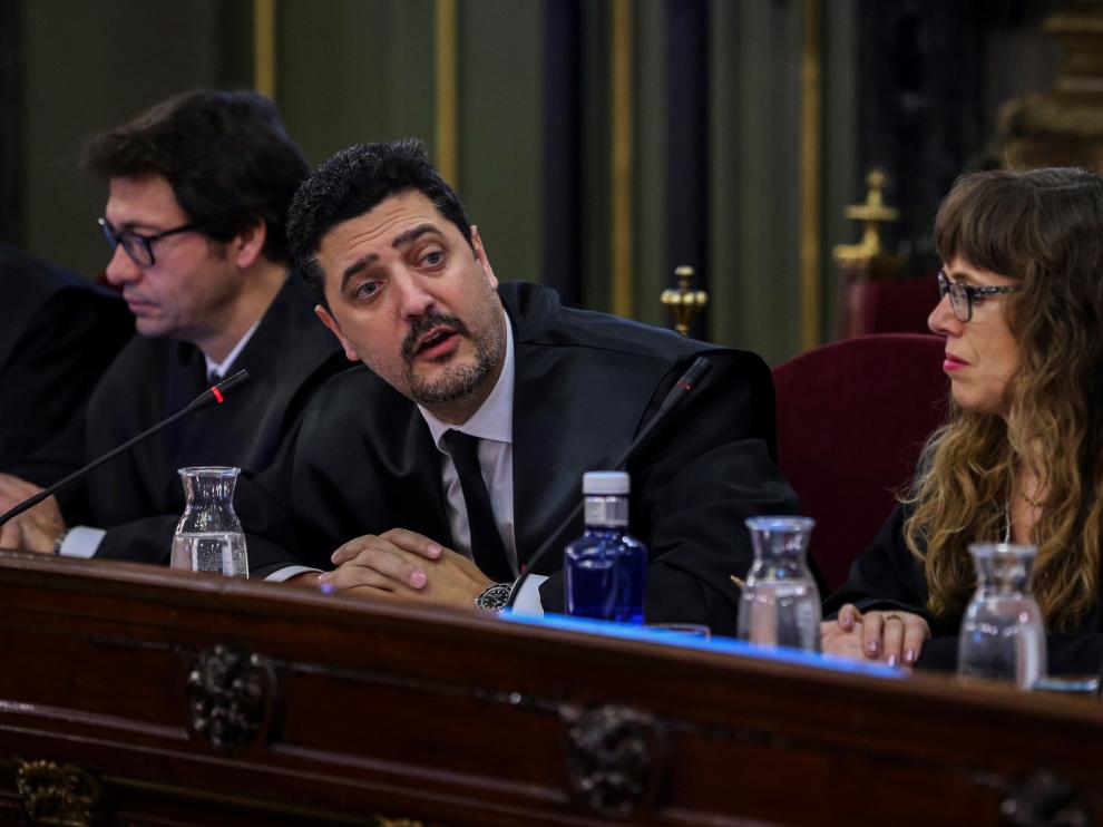 Los abogados Mariano Vergés (c), Jordi Pina (i) y Olga Anderiu (d), en la primera jornada de juicio del procés.