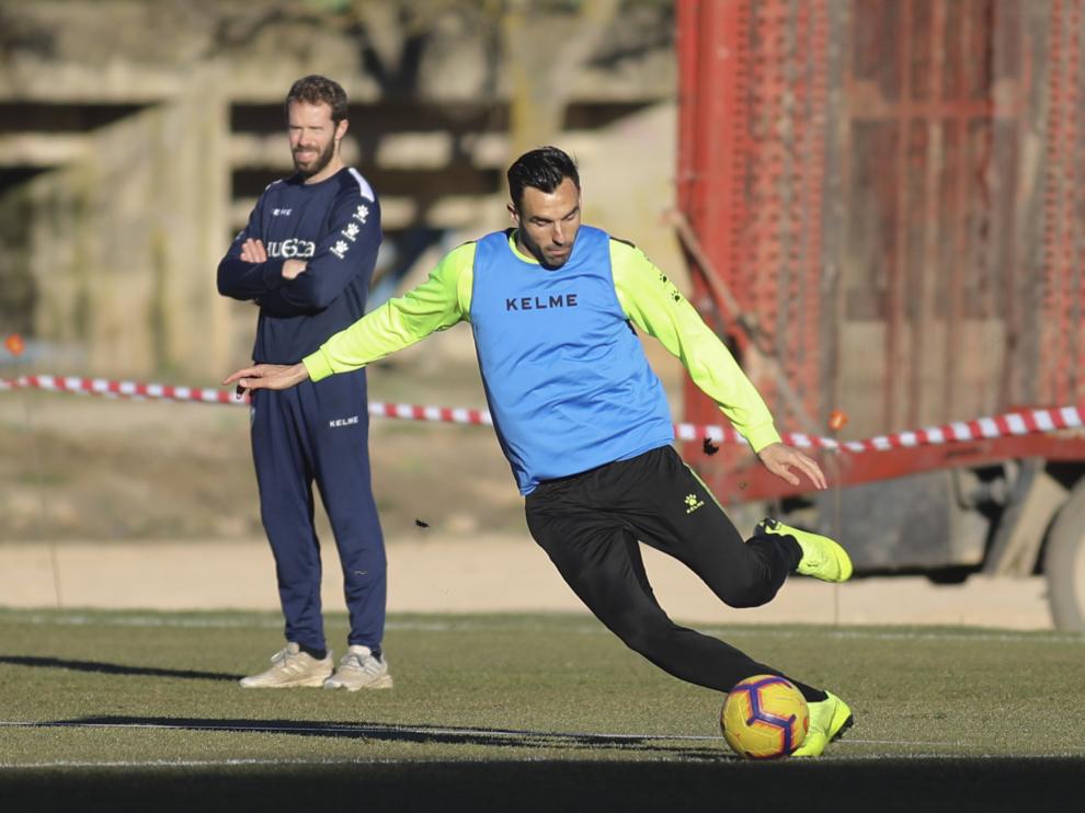 Enric Gallego, durante el entrenamiento de este martes en el IES Pirámide.