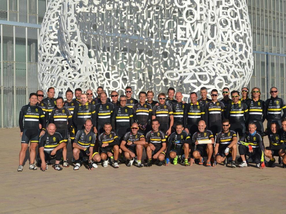 El Club Ciclista Iberia enfrente del Palacio de Congresos de Zaragoza.