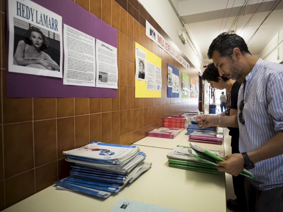 Preparación del banco de libros del colegio Puerta Sancho de Zaragoza