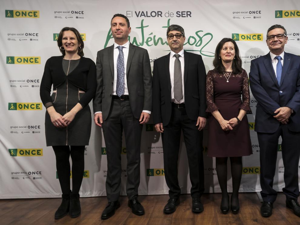 De izquierda a derecha: Ruth Quintana, vicepresidenta del Consejo Territorial de Aragón, José Luis Catalán, presidente del Consejo Territorial, José Luis Pinto, vicepresidente del Consejo General, Raquel Pérez, delegada territorial de ONCE en Aragón e Ignacio Escanero, ex delegado territorial de ONCE en Aragón.