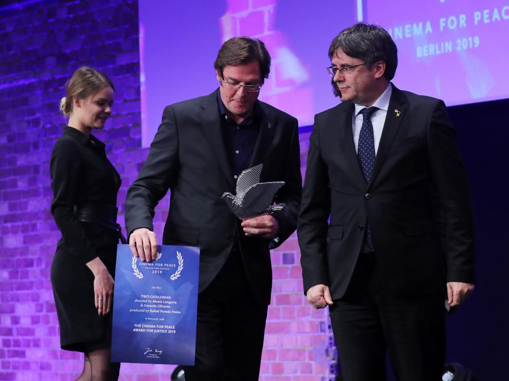 Álvaro Longoria, director de 'Dos Cataluñas', junto a Carles Puigdemont.