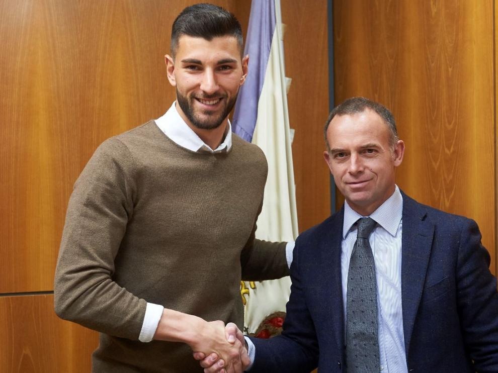 Ratón, con el presidente Lapetra, en la firma de su renovación con el Real Zaragoza en la tarde de este martes.