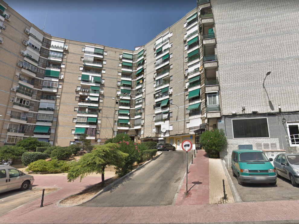 El cuerpo fue hallado en una vivienda situada en el número 3 de la calle de Camino de Santiago de Alcalá de Henares.