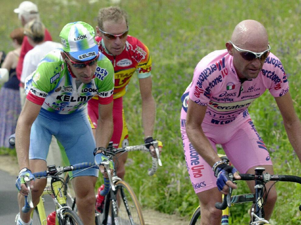 Marco Pantani, con la 'maglia rosa' y Fernando Escartín, a la par en una etapa del Giro de Italia.