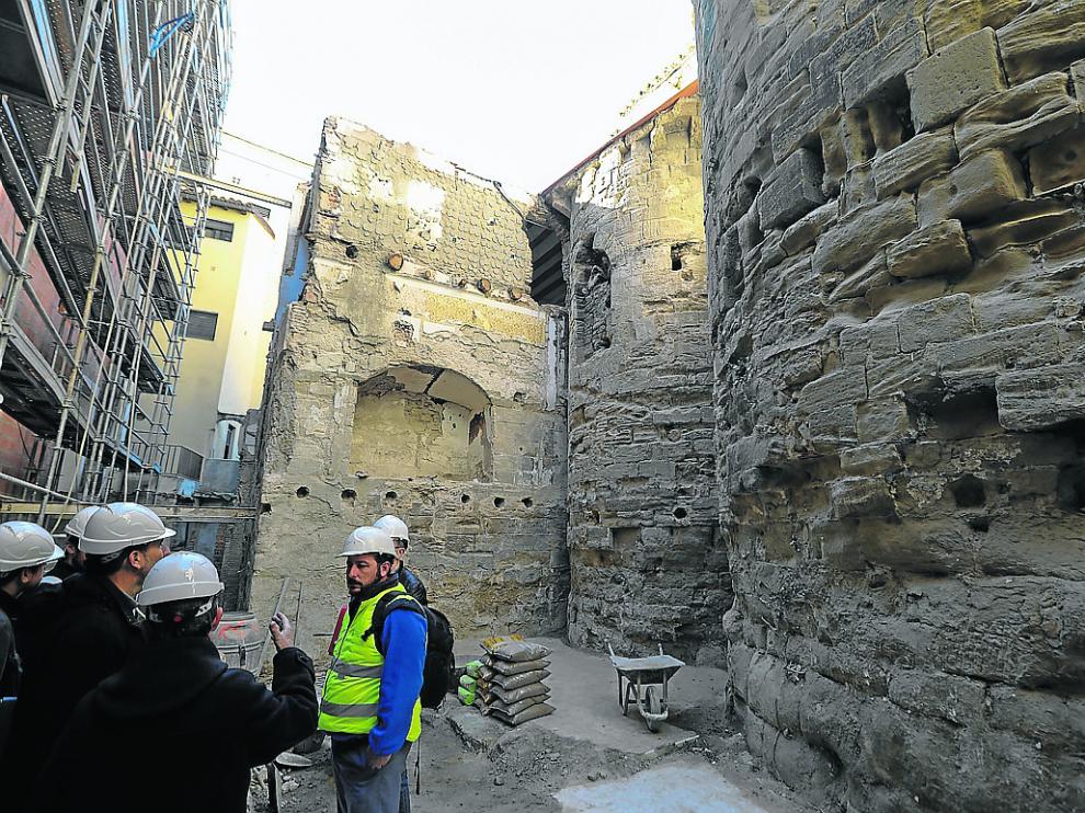 Aspecto de los ábsides de San Pedro el Viejo tras la demolición del último edificio anexo.