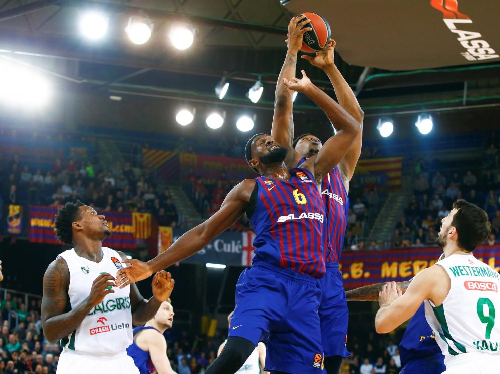 Jugadores del Barcelona Lassa contra los del Zalgiris Kauna, en un partido reciente.