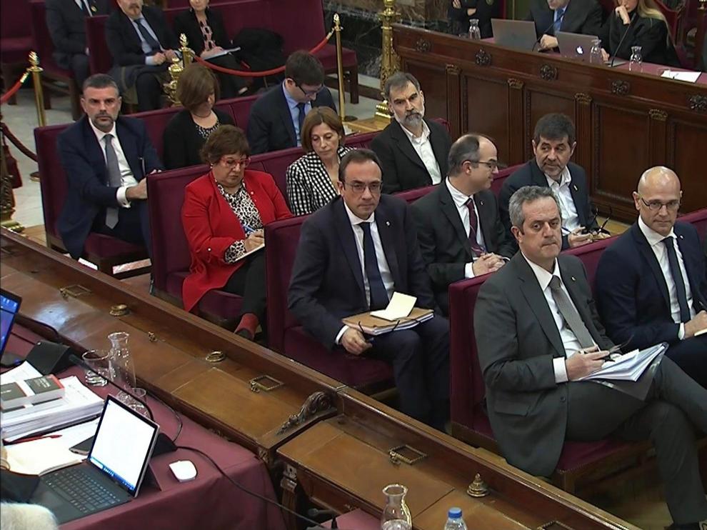 Entre los doce acusados solo uno, Jordi Sánchez (2d), en segunda fila, llevaba en su solapa un lazo amarillo.