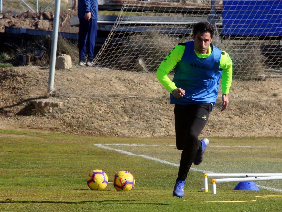 Xabi Etxeita, durante el entrenamiento de este miércoles en el Montearagón.