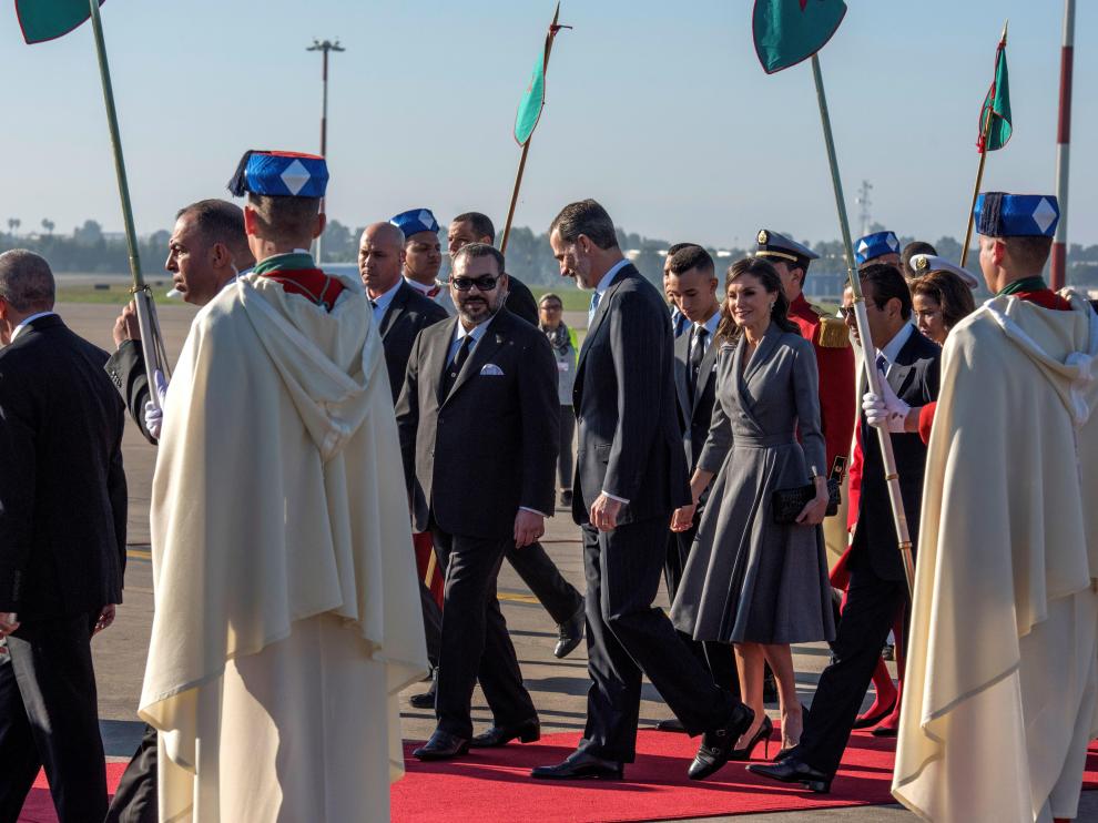 El Rey Mohamed VI da la bienvenida a los Reyes de España.